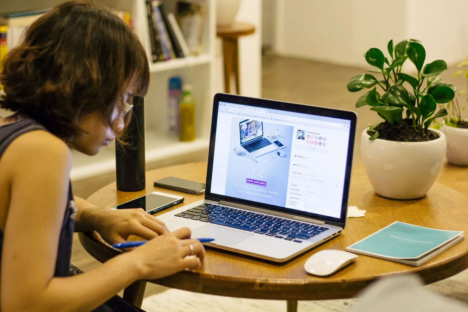 Femme en télétravail sur un ordinateur portable dans un séjour lumineux